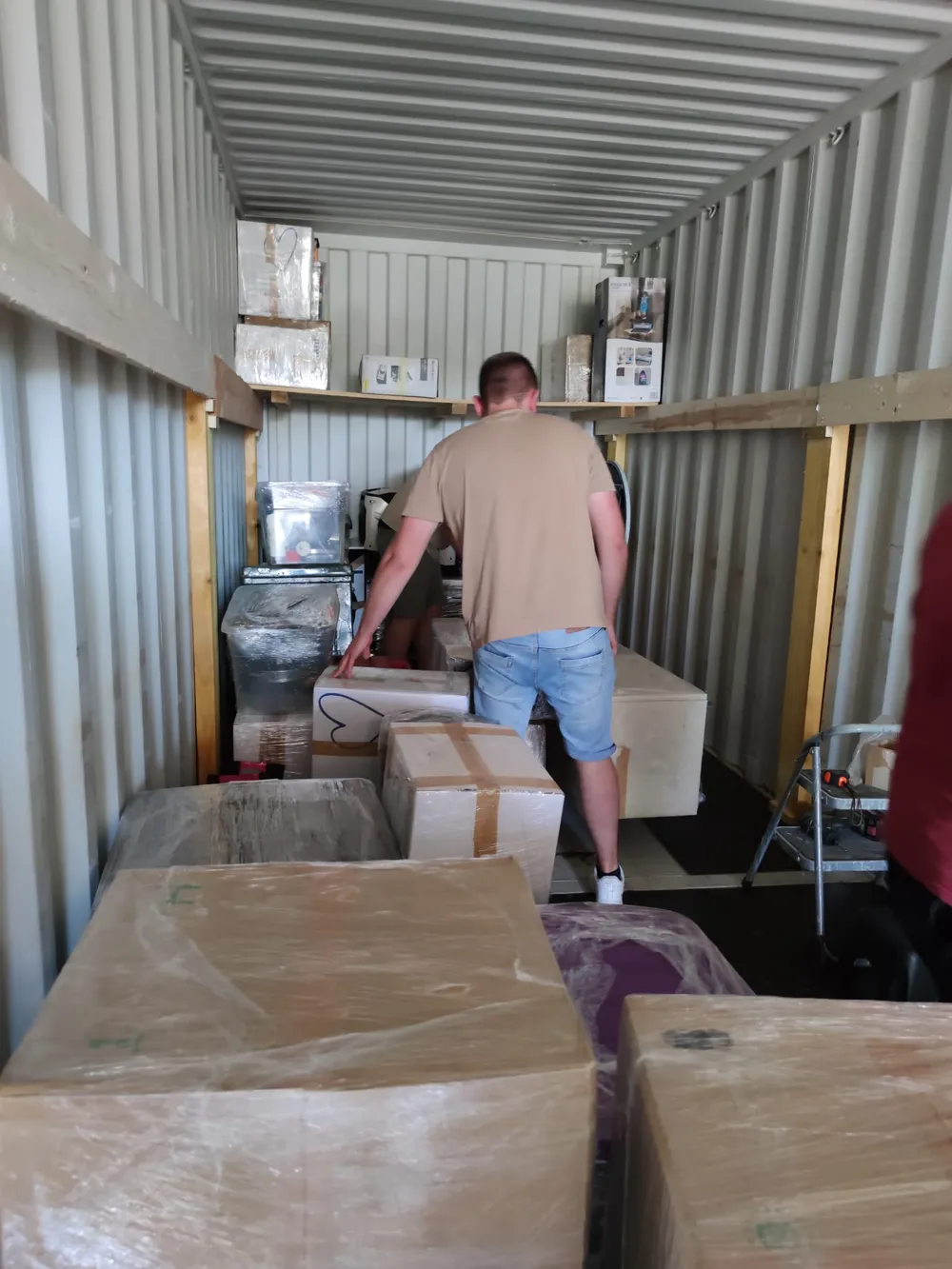 Calage et rangement des cartons dans le conteneur avec structure en bois pour l'expédition maritime — IFTL