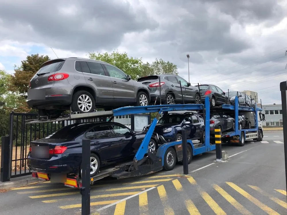 Camion porte-voiture chargé de voitures sur deux étages — IFTL