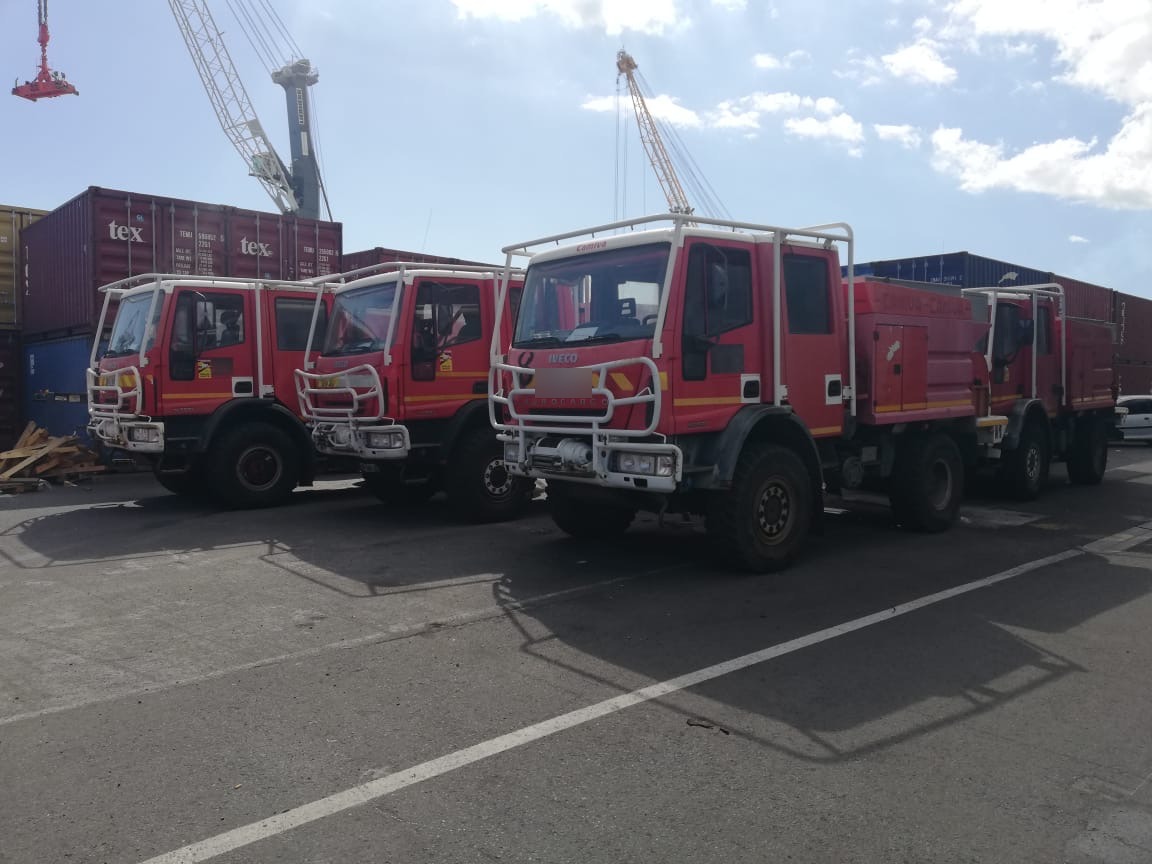 Groupe de quatre camions de pompiers IVECO Camiva en attente d'expédition au port — IFTL