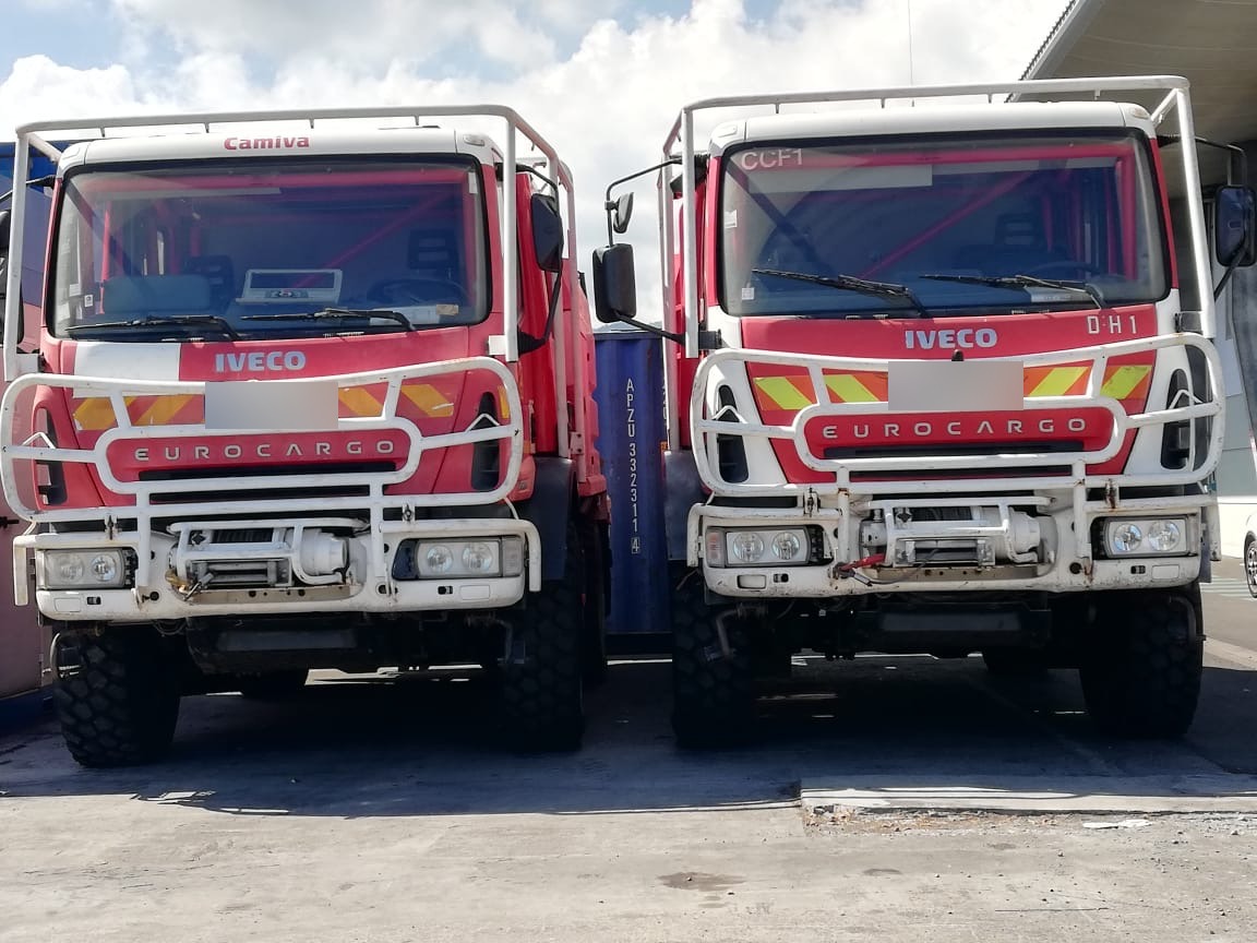 Deux camions de pompiers IVECO Eurocargo vus de face avant transport maritime — IFTL