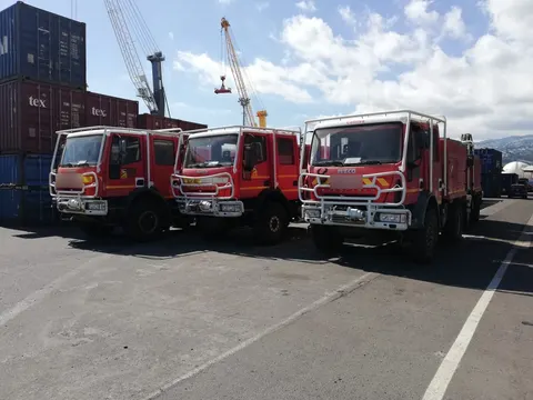 Trois camions de pompiers IVECO alignés sur le quai devant les grues du port — IFTL