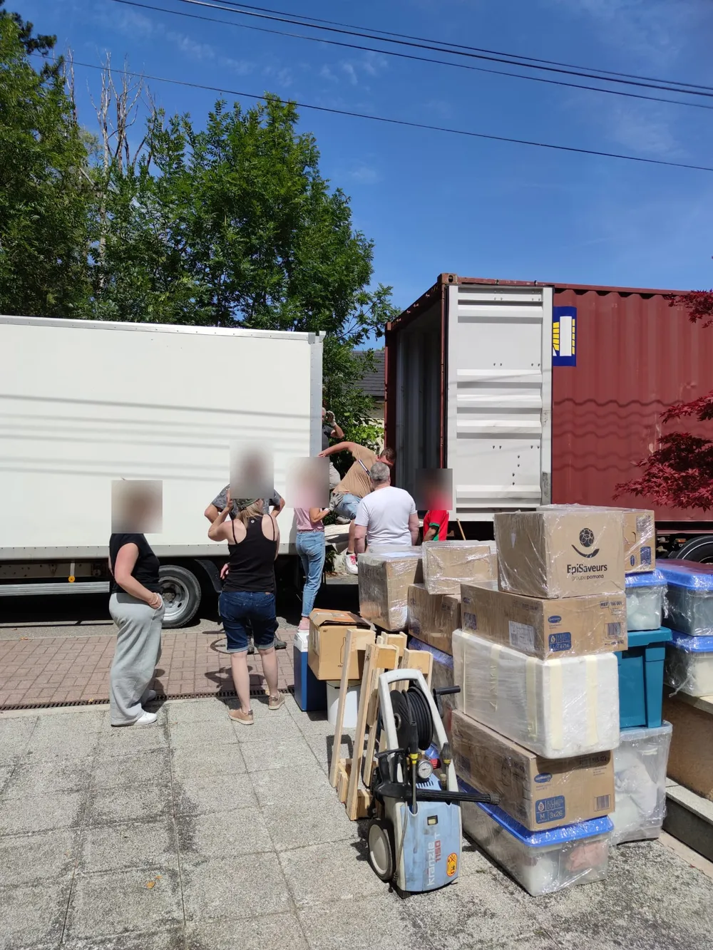 Chargement à domicile : cartons et caisses prêts à être rangés dans le conteneur — IFTL