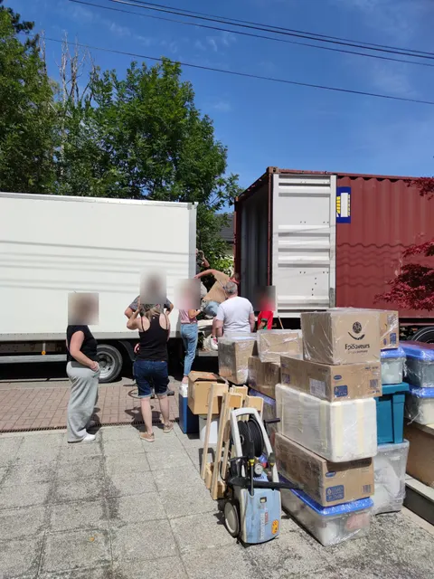 Chargement à domicile : cartons et caisses prêts à être rangés dans le conteneur — IFTL