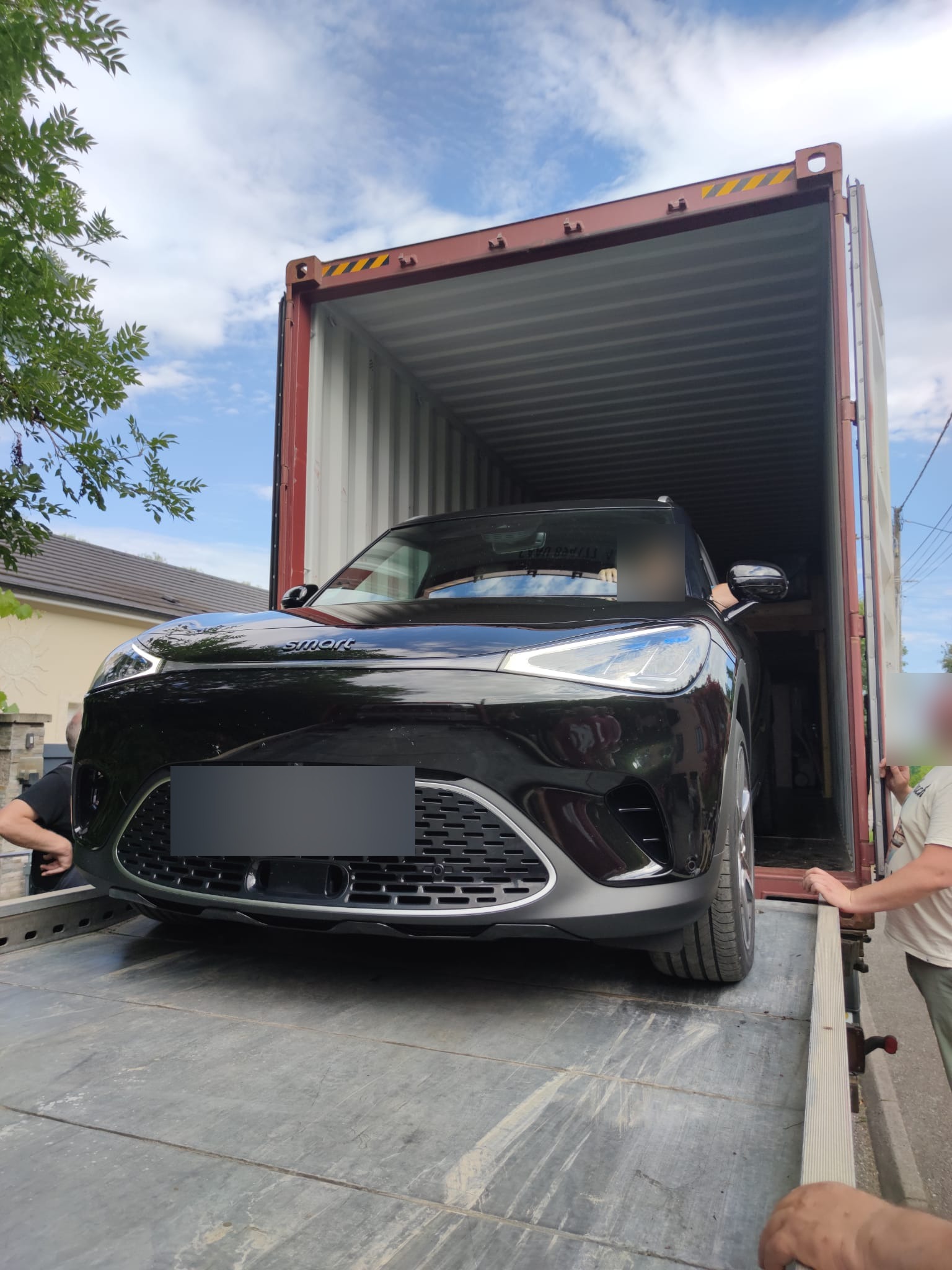 Chargement d'une voiture dans un conteneur maritime lors d'un déménagement — IFTL