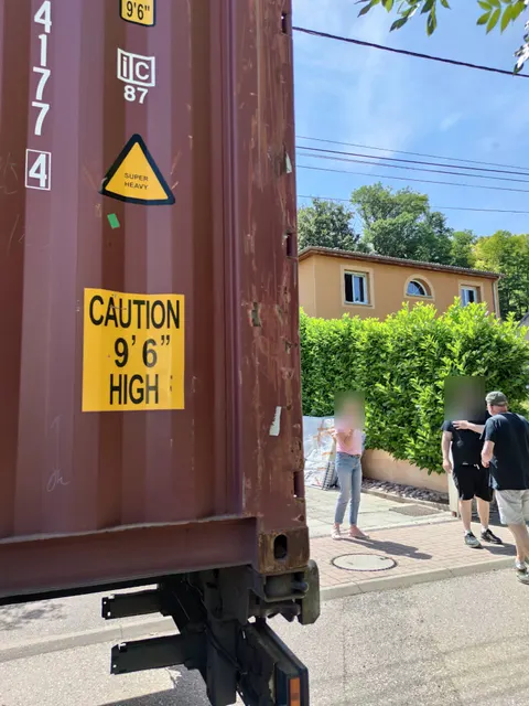 Arrivée d'un conteneur 40 pieds High Cube devant le domicile avant chargement — IFTL