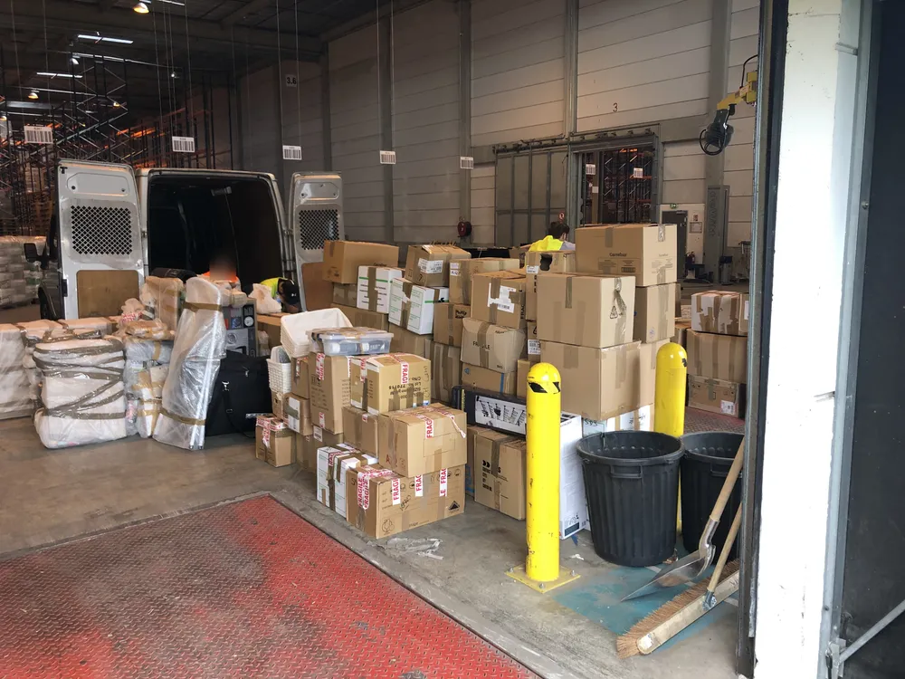 Chargement & dépôt, cartons, sacs et meubles emballés déposés au dépôt avant leur chargement en conteneur de groupage — chantier réel IFTL