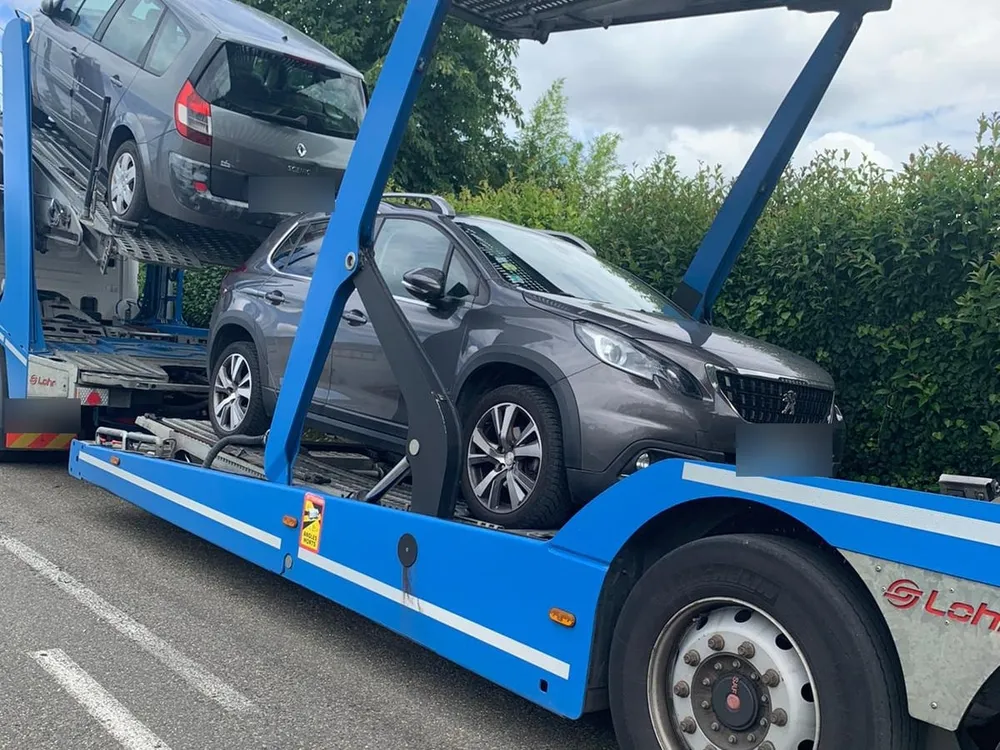 Enlèvement à domicile, voiture chargée sur le plateau inférieur d’un camion porte-voiture, une seconde au-dessus — chantier réel IFTL