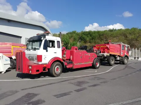 Enlèvement d'un camion de pompiers par une dépanneuse avant mise à quai au port — IFTL