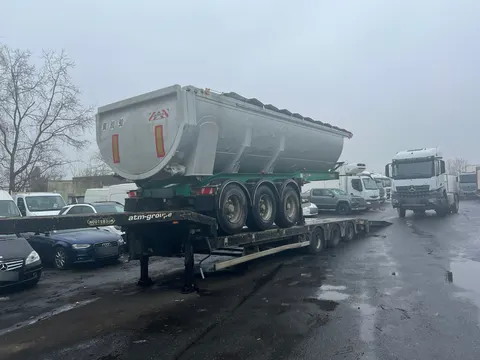 Enlèvement d'une semi-benne aluminium chargée sur porte-engin avant expédition — IFTL