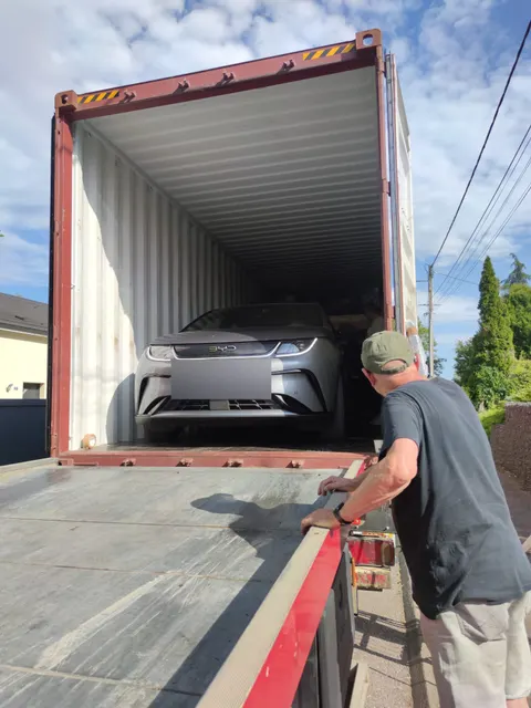 Voiture électrique chargée dans un conteneur 40 pieds pour l’expédition maritime — IFTL