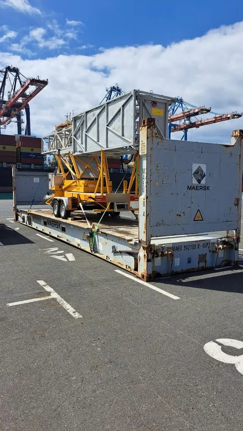 Charpente métallique en colis hors gabarit arrimée sur un flat rack Maersk au port — IFTL