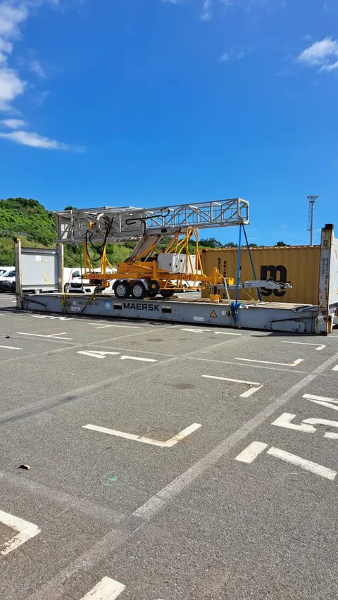 Colis hors gabarit arrimé sur un flat rack sur le terminal du port — IFTL