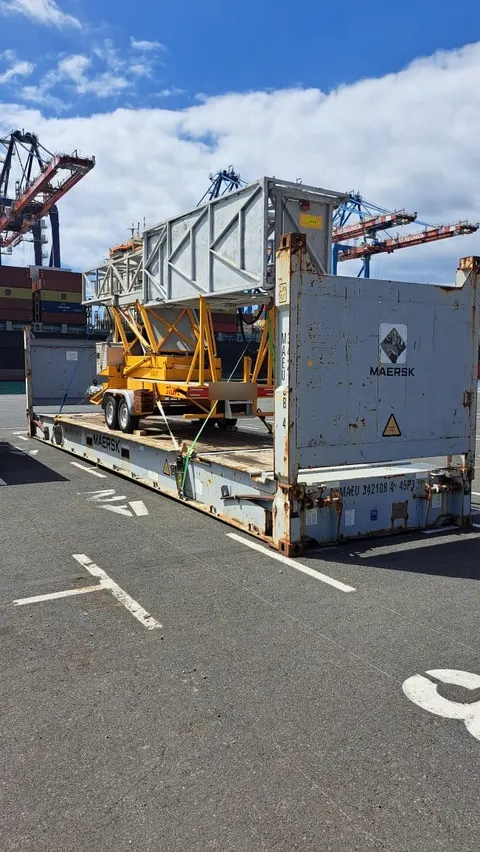 Structure métallique et remorque en colis hors gabarit chargées sur un flat rack au port — IFTL