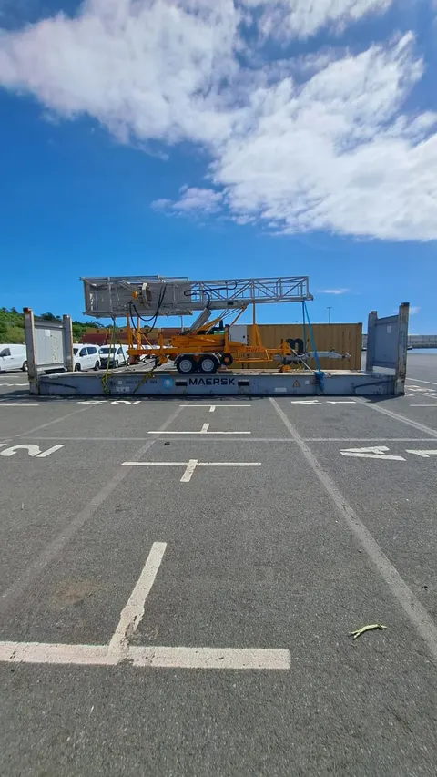 Structure métallique hors gabarit chargée sur un conteneur flat rack au port — IFTL