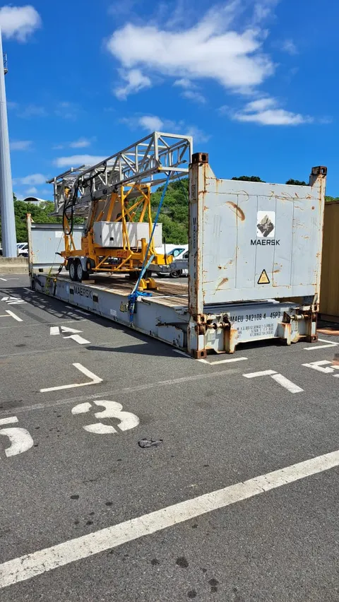 Colis hors gabarit, structure métallique et nacelle arrimées sur un flat rack avant expédition — IFTL
