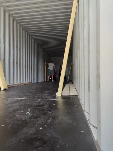 Intérieur d'un conteneur 40 pieds préparé avec renforts en bois avant le chargement des effets personnels — IFTL