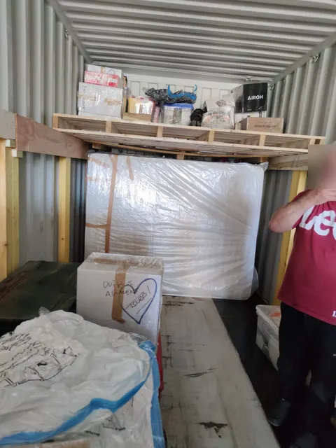 Matelas emballé sous housse plastique et cartons arrimés dans le conteneur — IFTL