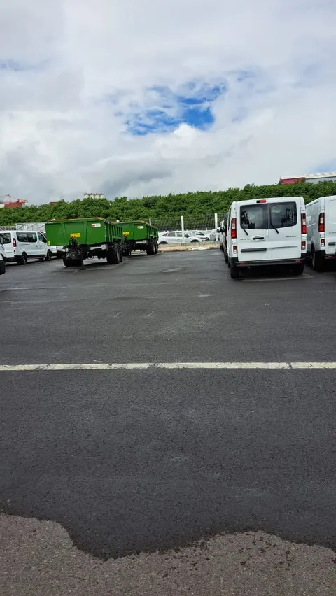 Remorques agricoles bennes stationnées sur le parc du port avant transport maritime — IFTL