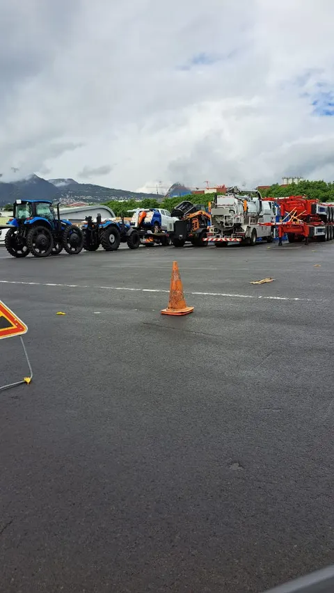 Tracteurs agricoles New Holland et engins alignés sur le quai avant expédition — IFTL