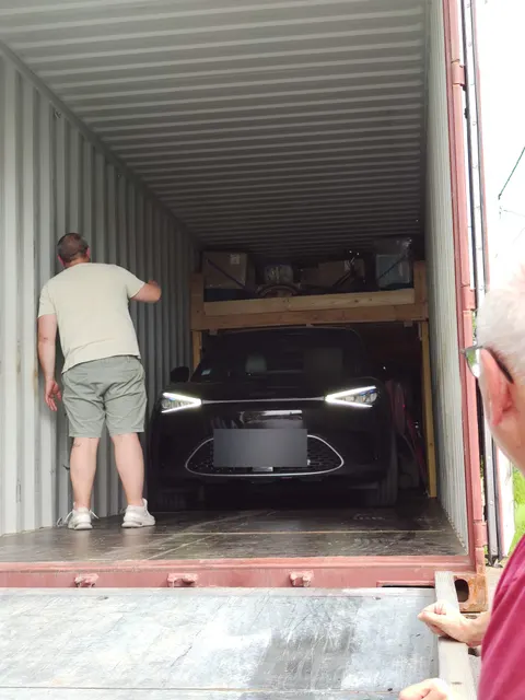 Voiture chargée dans le conteneur sous la mezzanine d'effets personnels pour l'expédition maritime — IFTL