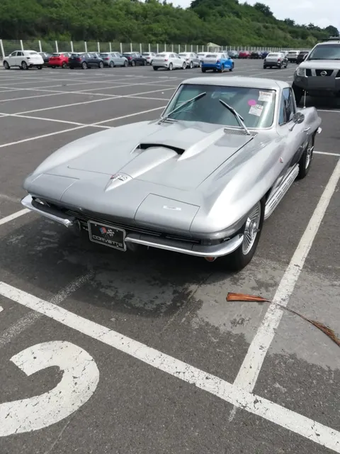Corvette Sting Ray de collection vue de face sur le parc véhicules du port avant expédition — IFTL