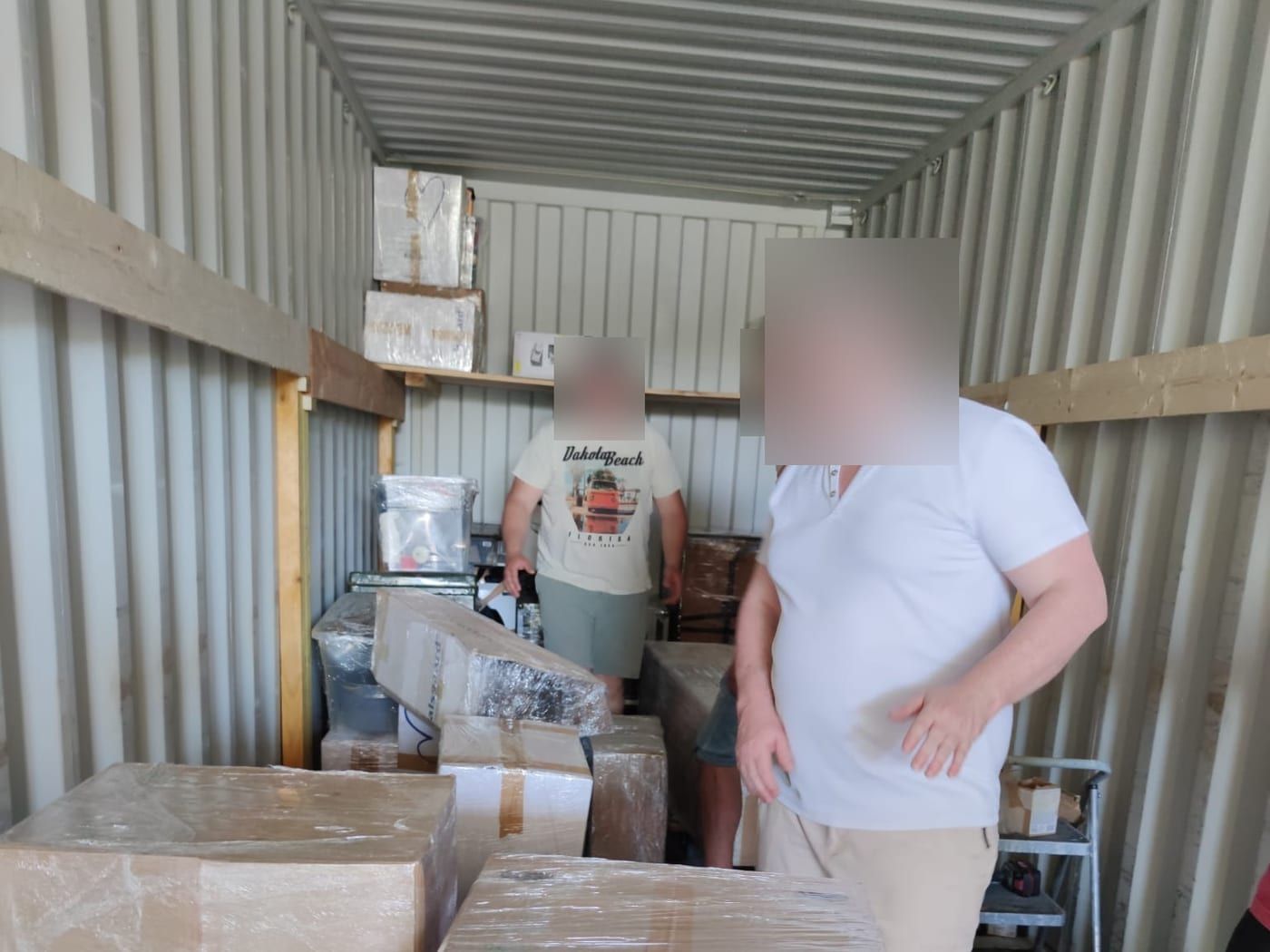 Chargement de cartons de déménagement dans un conteneur maritime