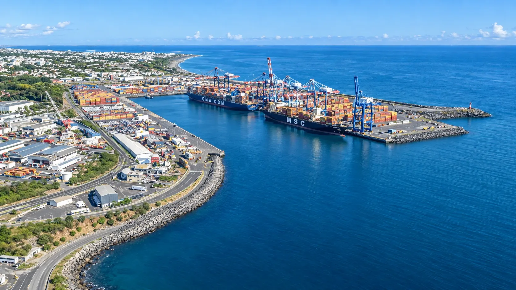 Vue aérienne d’un port à conteneurs protégé par une digue, deux porte-conteneurs à quai sous les portiques